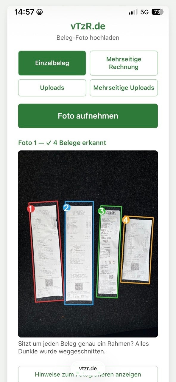 Beleg-Upload am Mobiltelefon: ein Foto mit vier nebeneinander liegenden Kassenbons, jeder Bon mit eigenem farbigem Rahmen und Nummer, darüber die Meldung „Foto 1 — 4 Belege erkannt“.