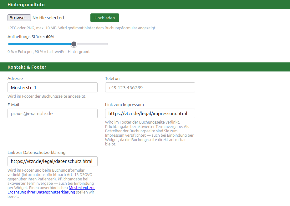 Kontoeinstellung „Hintergrundfoto“ mit Upload-Feld und Regler für die Aufhellungs-Stärke; darunter „Kontakt & Footer“ mit Adresse, Telefon sowie Links zu Impressum und Datenschutzerklärung